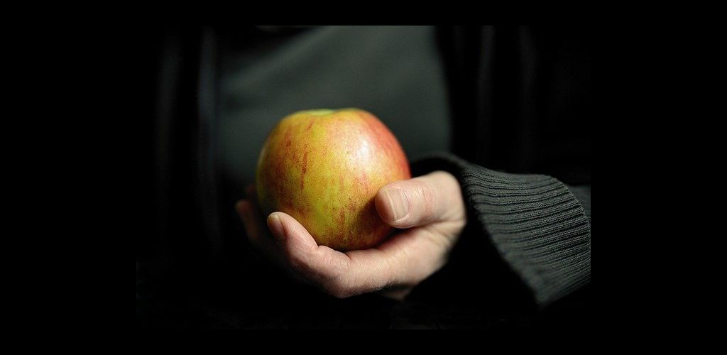εφαρμογές Android για δίαιτα άνδρας κρατάει μήλο